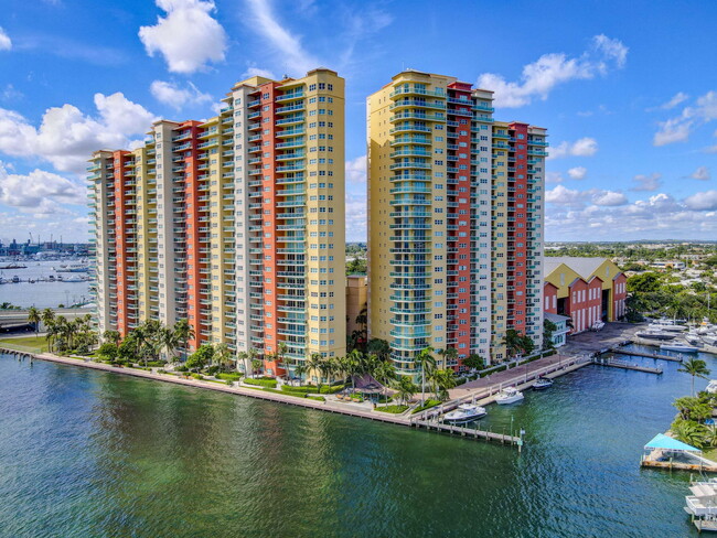 Building Photo - 2640 Lake Shore Dr Rental
