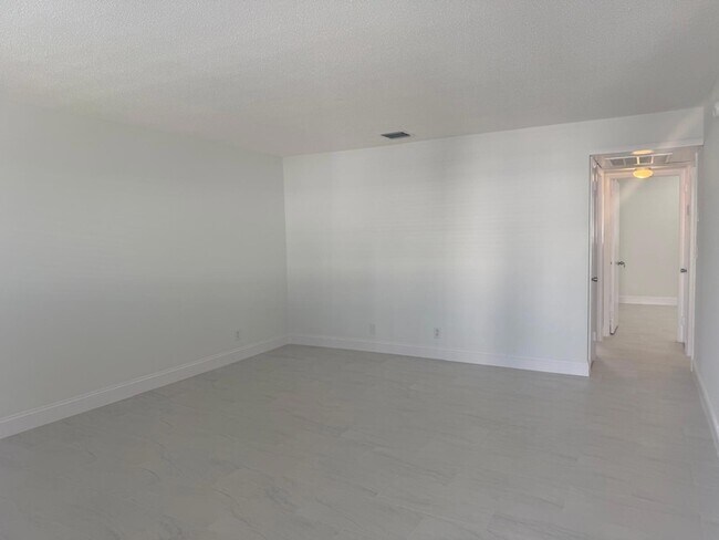 402 Lake Shore Dr Unit 202