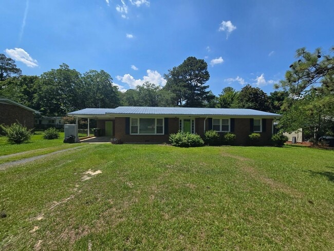 Building Photo - 3 Bd/2 Bath Ranch Home - Newly Renovated in the Heart of Broadway- Minutes from Downtown Sanford