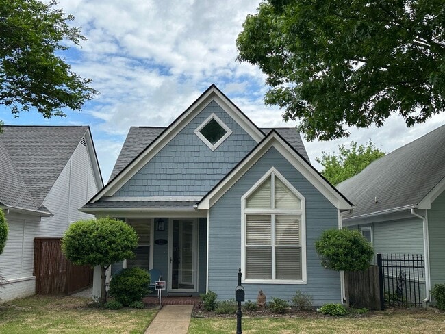 Building Photo - Adorable 2 bedroom 2 bath all hardwood. All appliances included. Pets allowed with fees. Avail...