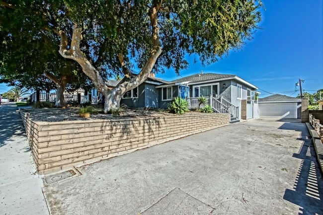 Building Photo - 2809 Carlsbad St