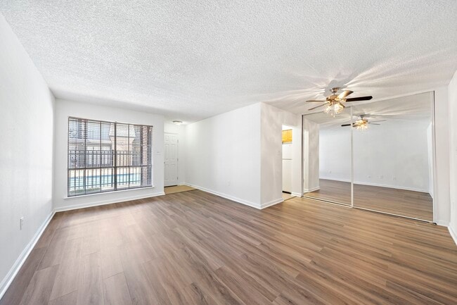 Building Photo - 711 Holiday Dr Unit 33