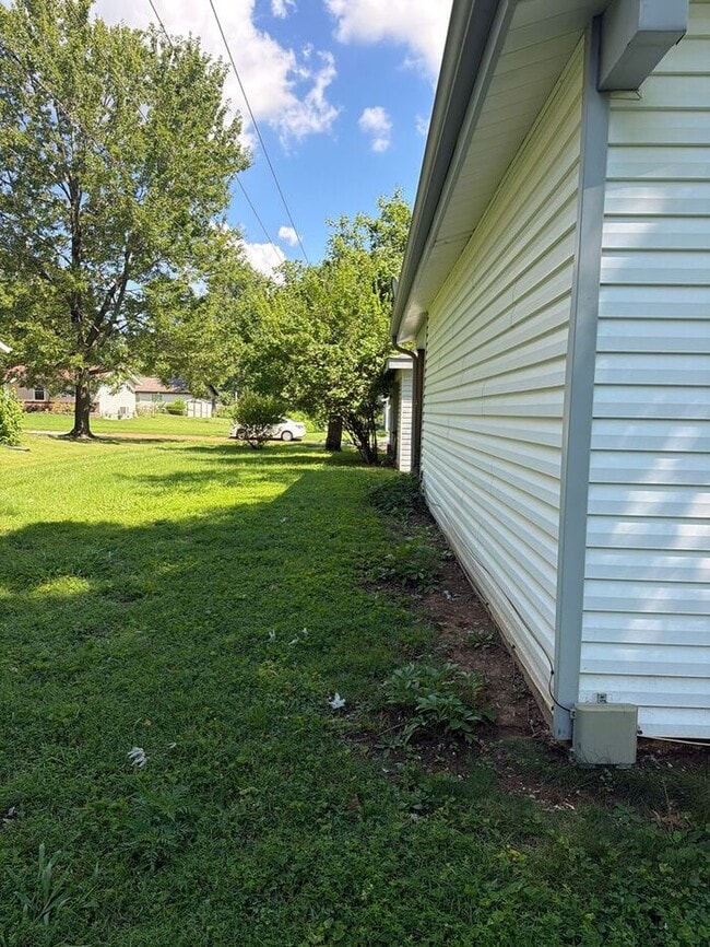 Photo - Welcome home to this spacious 3-bedroom, 2-bathroom home in the heart of Florissant!