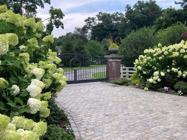 Building Photo - 2 Red Ground Rd