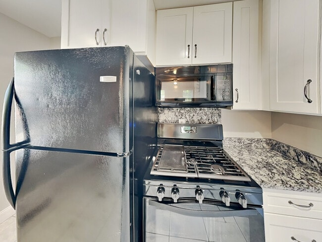 Photo - 369 Enota Pl SW