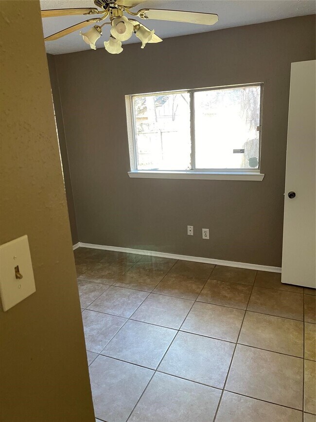 Building Photo - 4923 Hickorygate Dr