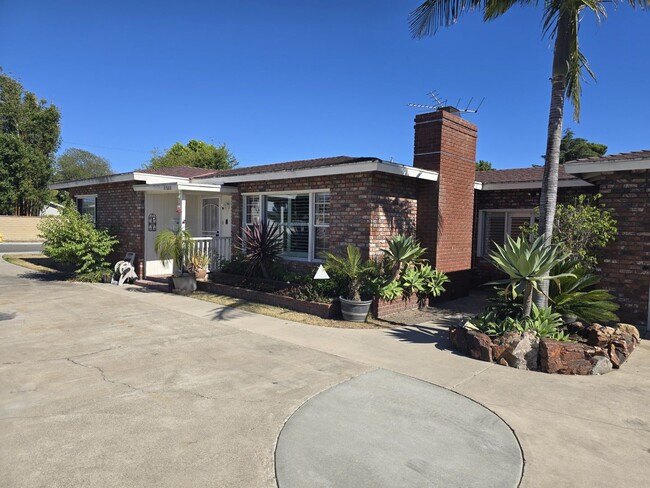Building Photo - Single Family Home in Midway City for Rent