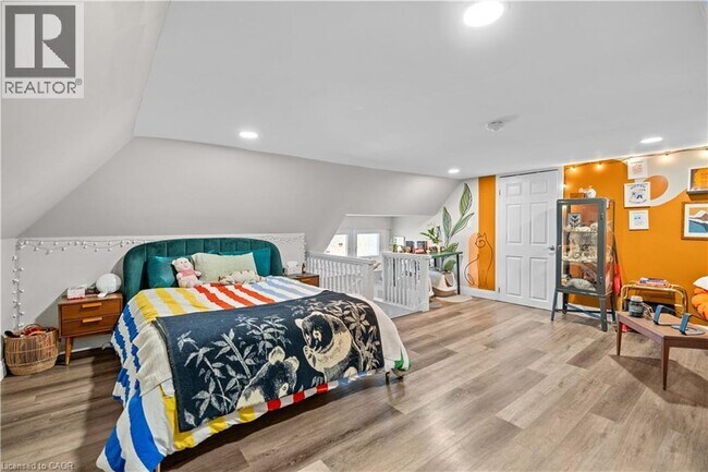 Photo - 20 Holton Ave S