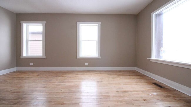Building Photo - 39 Empress Ave N Unit 1
