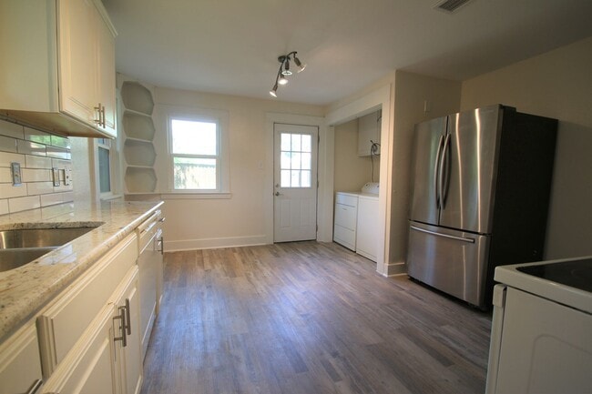 Building Photo - (("Wake Up in a Home YOU Love")) 2/2 STUNNING House Close to Exciting Downtown Fort Worth! An ABS...