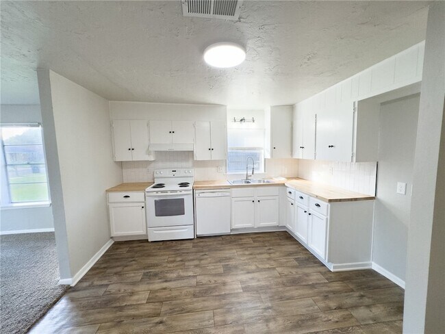 Photo - 1111 Georgia St