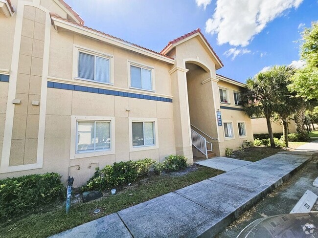 Building Photo - 1055 Golden Lakes Blvd Rental