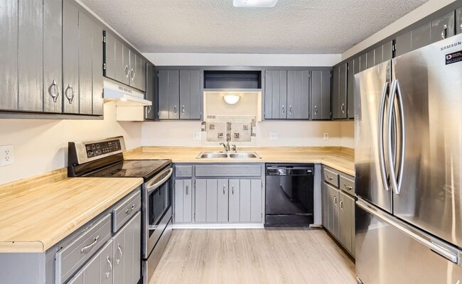 Photo - Spacious 3 - Bedroom Townhome with Modern ...