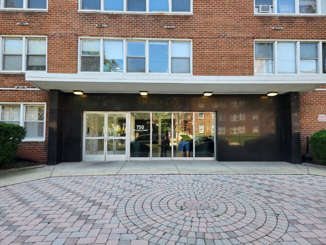 Building Photo - 750 N Broad St