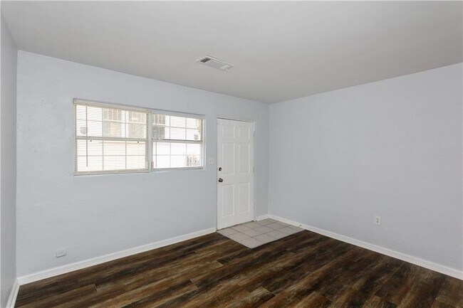 Photo - 560 Winton Terrace NE