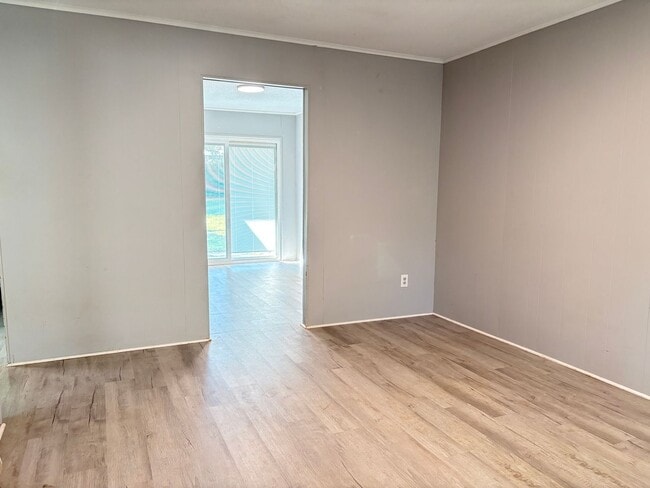 Photo - 511 Everett Ln