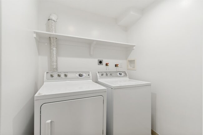 Photo - 5643 4015 W