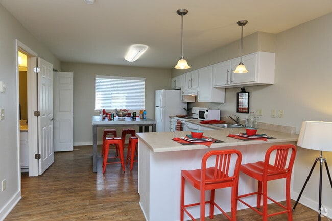 2 BR-Breakfast Bar
