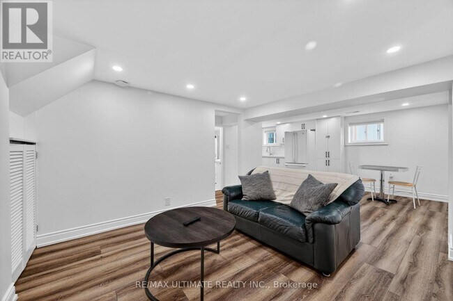 Photo - 818 Krosno Blvd