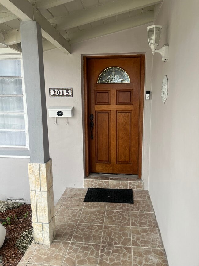 Building Photo - 2015 SW 85th Ave Unit apt in single family home