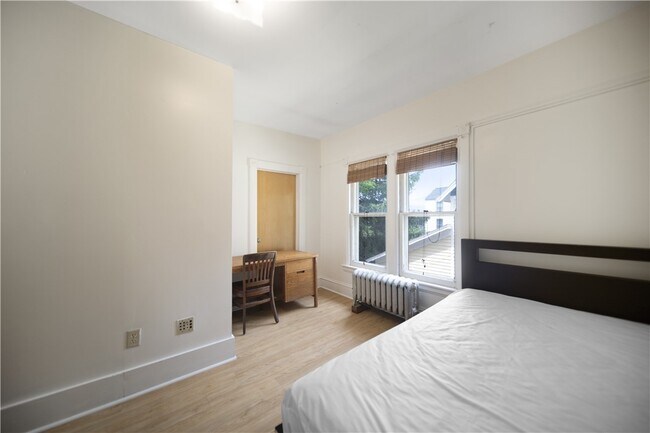 Photo - 921 E State St