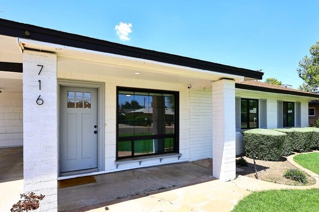 Photo - 716 W 11th St