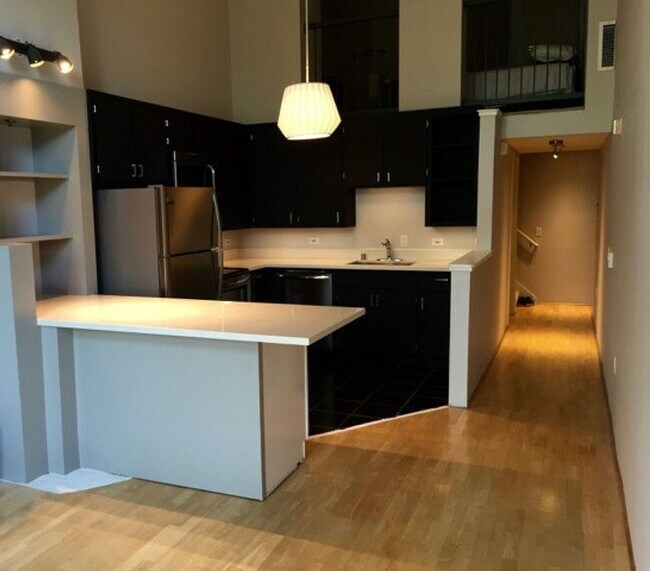 Building Photo - Beautiful sunny loft in Mission/SoMa