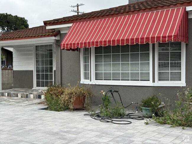 Building Photo - Situated in the Community of North Hollywo... Rental
