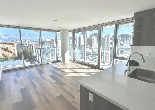 Building Photo - RARELY AVAIL 1 BED/1 BATH/1 PRKG OCEAN VIE... Unit 1511R