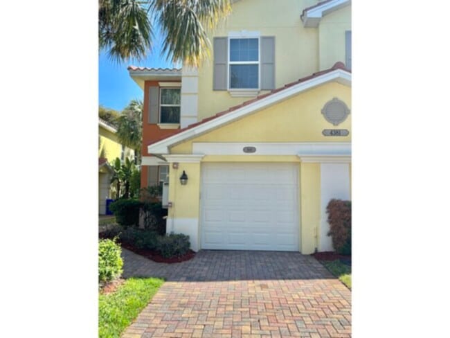 Building Photo - Annual-3 Bedroom 2.5 Bath Townhouse-Fort Myers