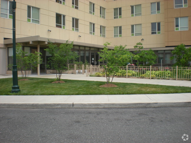 Garden Entrance - Garito Manor 62 and Older Rental