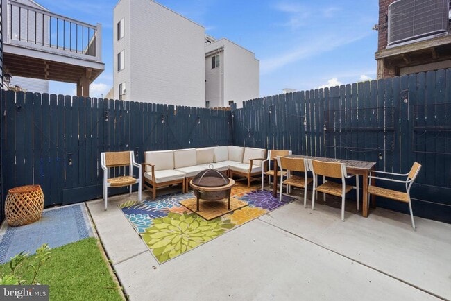 Photo - 2568 Collins St