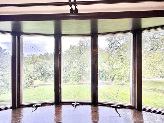 Photo - 682 Bloom St