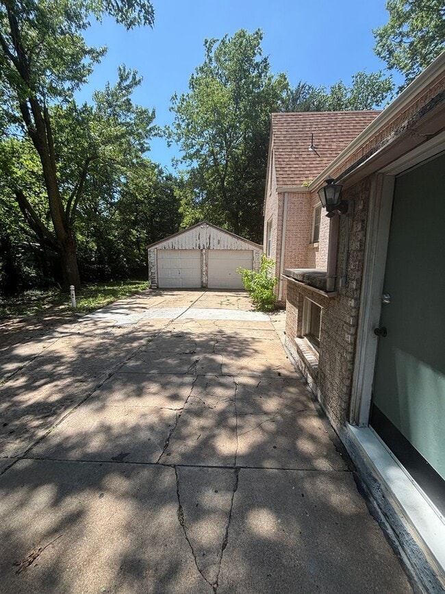 Photo - 3 Bedroom, 3 Bathroom Home Available  2-Car Garage & Spacious Living Near WSU.