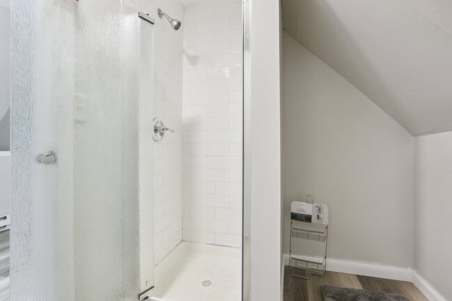 Share a bathroom with one other room - 136 Shelton Ave Unit Room 4