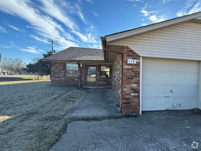 Building Photo - 3 Bedroom 2 bathroom Duplex Rental