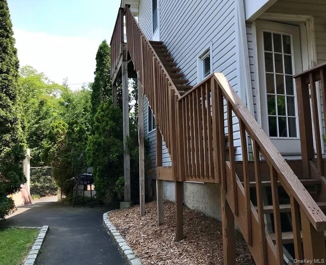 Photo - 601 Little East Neck Rd