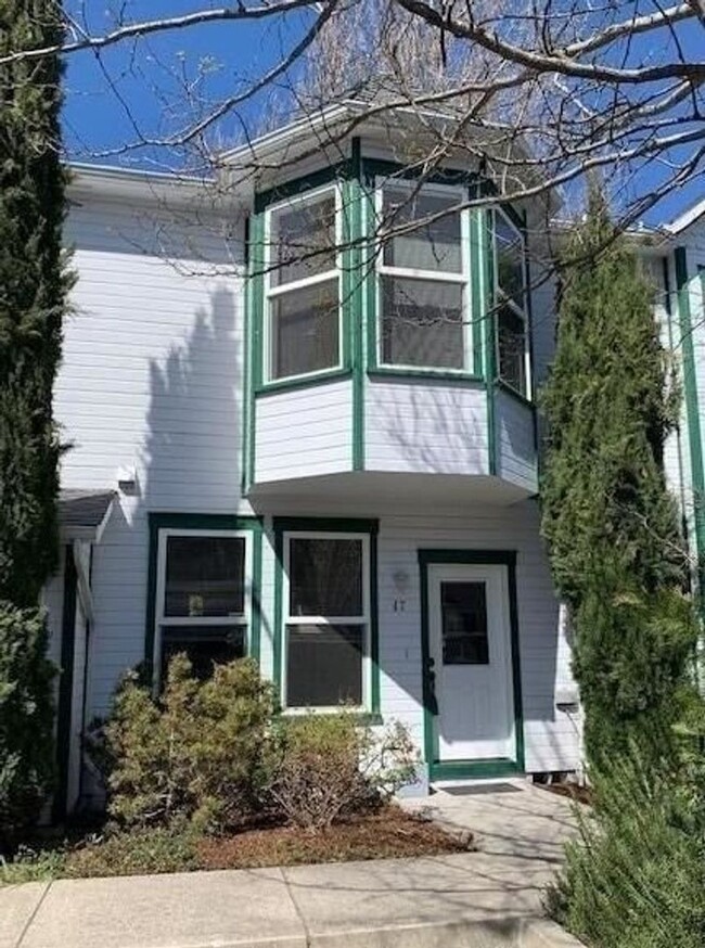 Bright and charming two bedroom townhome i... - Bright and charming two bedroom townhome i...