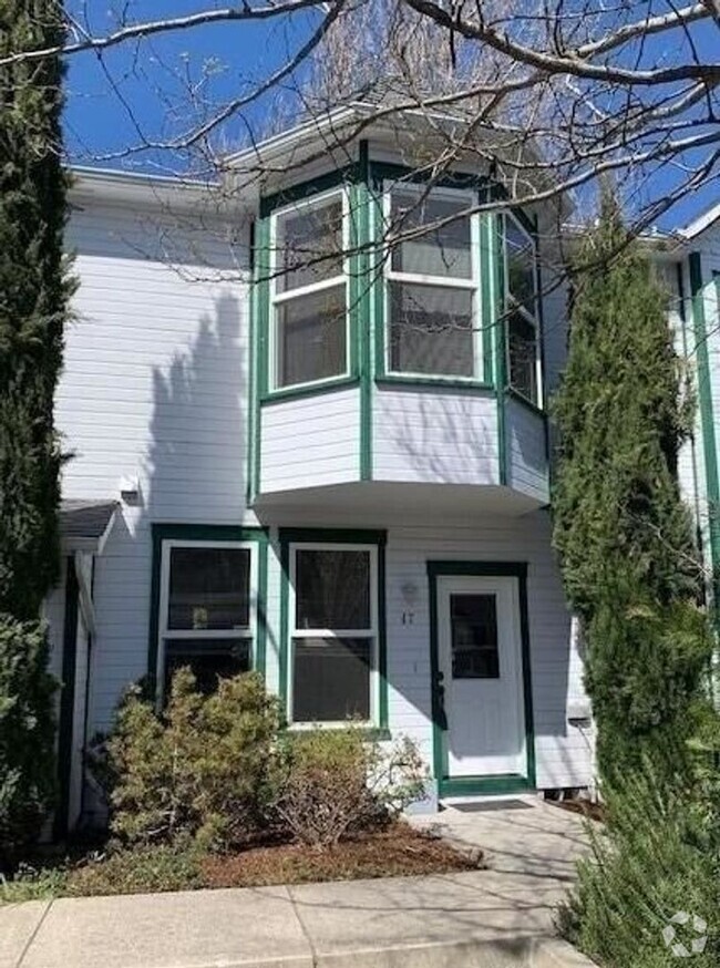 Building Photo - Bright and charming two bedroom townhome i...