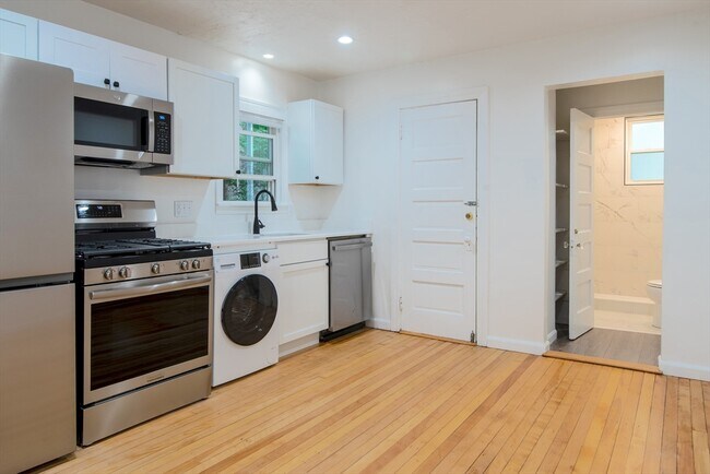 Building Photo - 5 Stoneland Rd Unit 1