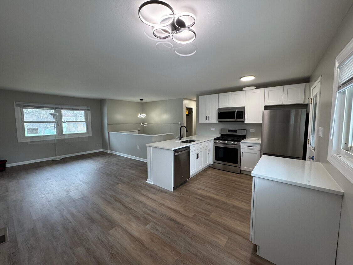 Photo - 117 S Willow Ln (Glenwood, IL)