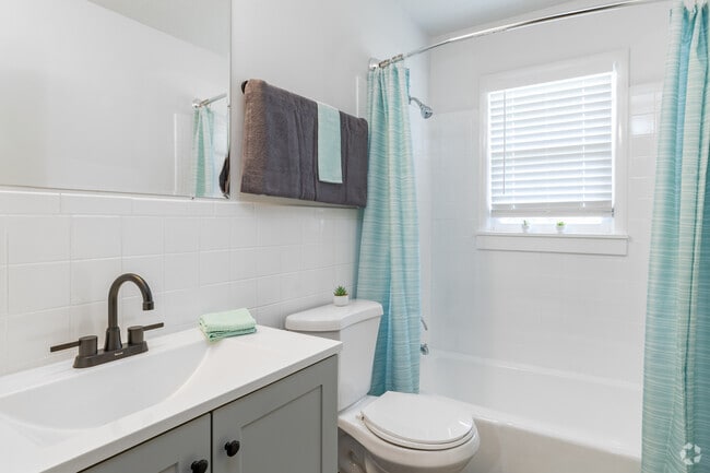 1BR, 1BA - 850SF Bathroom