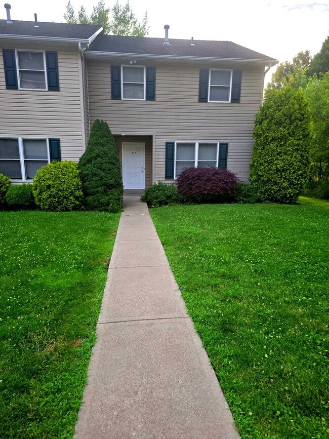 Building Photo - Large 3 Bedroom Townhouse in Burrell Schoo...