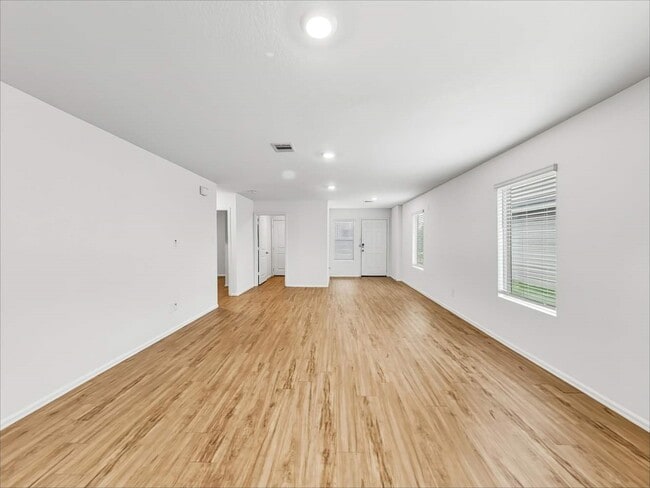 Photo - 18739 Mercer Fls Dr