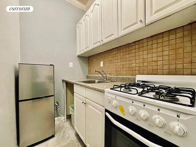 Photo - 2790 Broadway