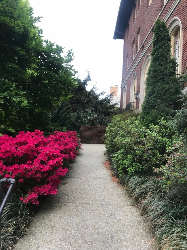 Photo - 901 University- HEAT AND HOT WATER INCLUDED