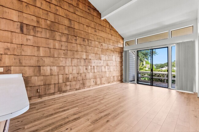 Photo - 49 April Point Dr N