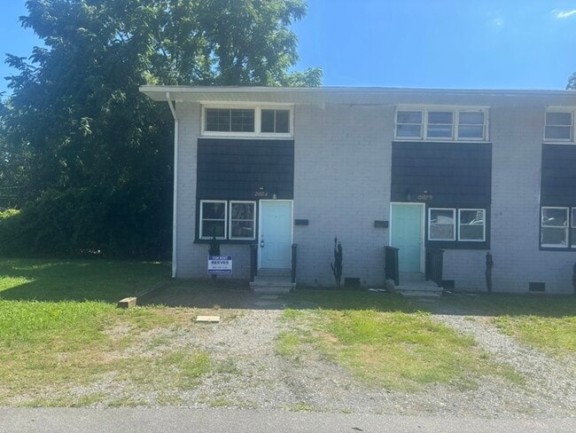 Building Photo - 2 Bedroom 1 Bath End Unit Townhome in Charlotte