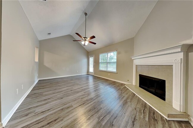 Photo - 450 Aristocrat Dr SW