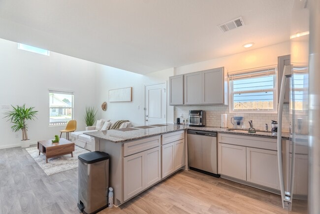 Building Photo - 16755 N Marie Vlg Dr